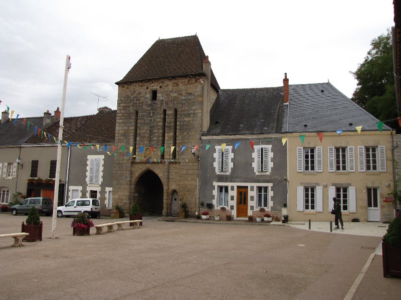 Sainte Severe sur Indre_poort.jpg - St Sévère sur Indre heeft ook nog een poort. Verwachtingsvol gaan we natuurlijk even aan de andere kant kijken. Helaas, weinig historie aan de andere kant.